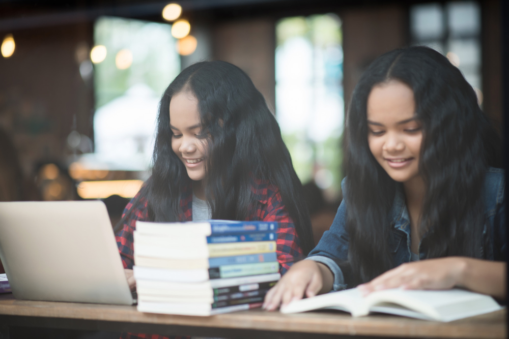 Jóvenes estudiando gracias a su crédito educativo en Panamá