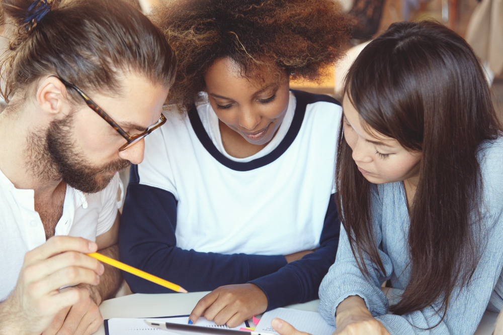 Jóvenes estudiando gracias a su crédito educativo en Panamá