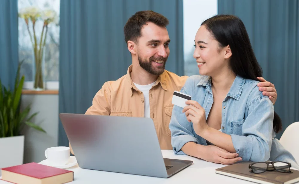 Pareja de jóvenes solicitando su crédito en línea en el computadore