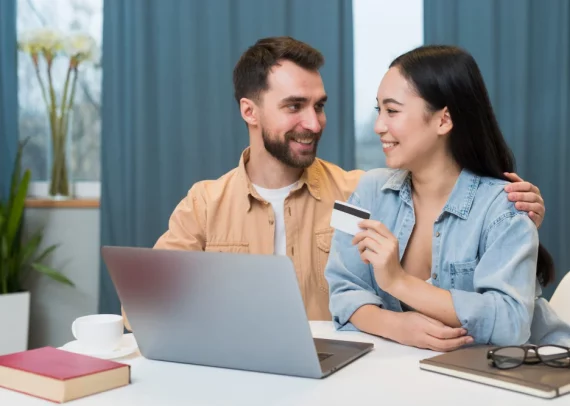 Pareja de jóvenes solicitando su crédito en línea en el computadore