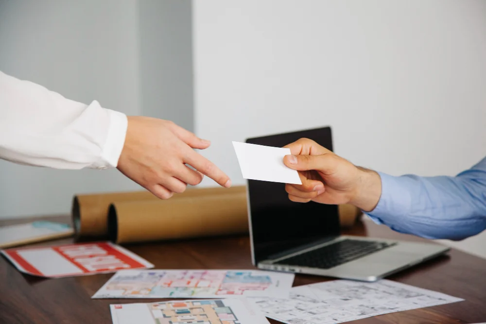 Persona recibiendo la aprobación de su crédito