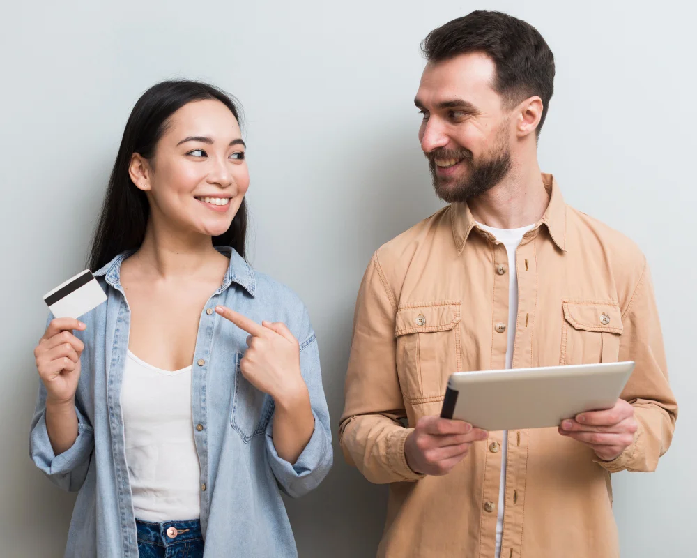 Pareja de jóvenes consultando su crédito en la Tablet