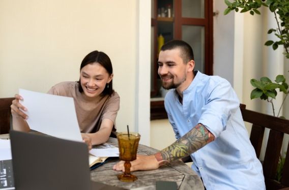 dos personas hablando sobre beneficios del factoring para empresas