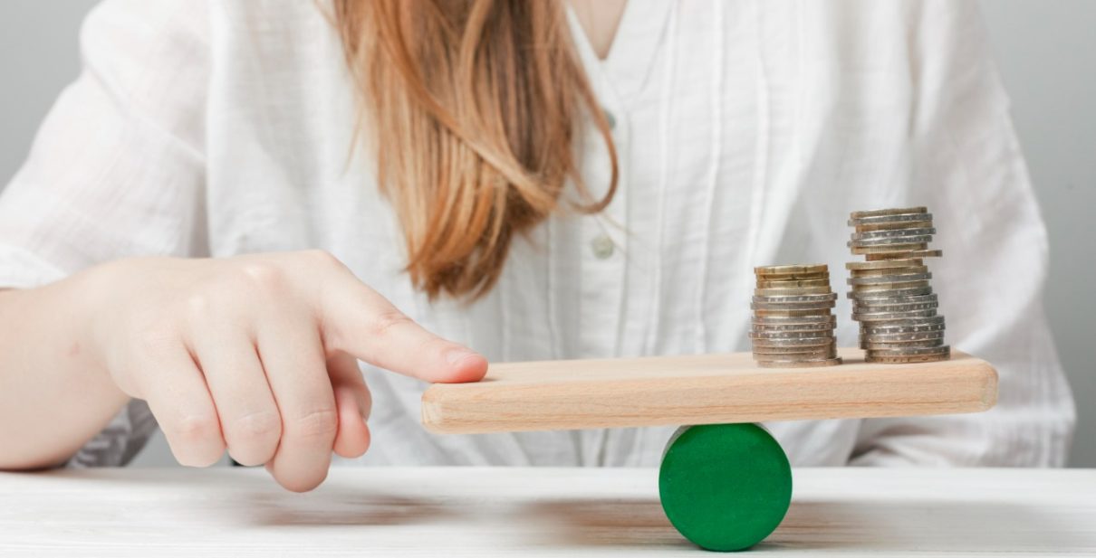 Mujer midiendo su capacidad de endeudamiento