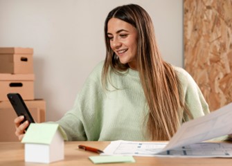 Mujer solicitando préstamo personal