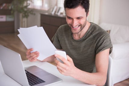 Hombre alegre al solicitar préstamo personal